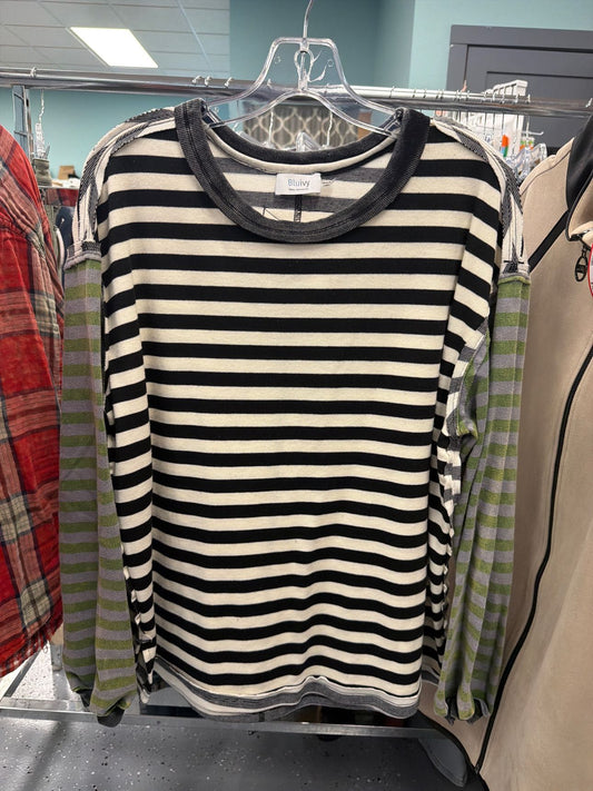 Women's Size Medium Bluivy Black Top