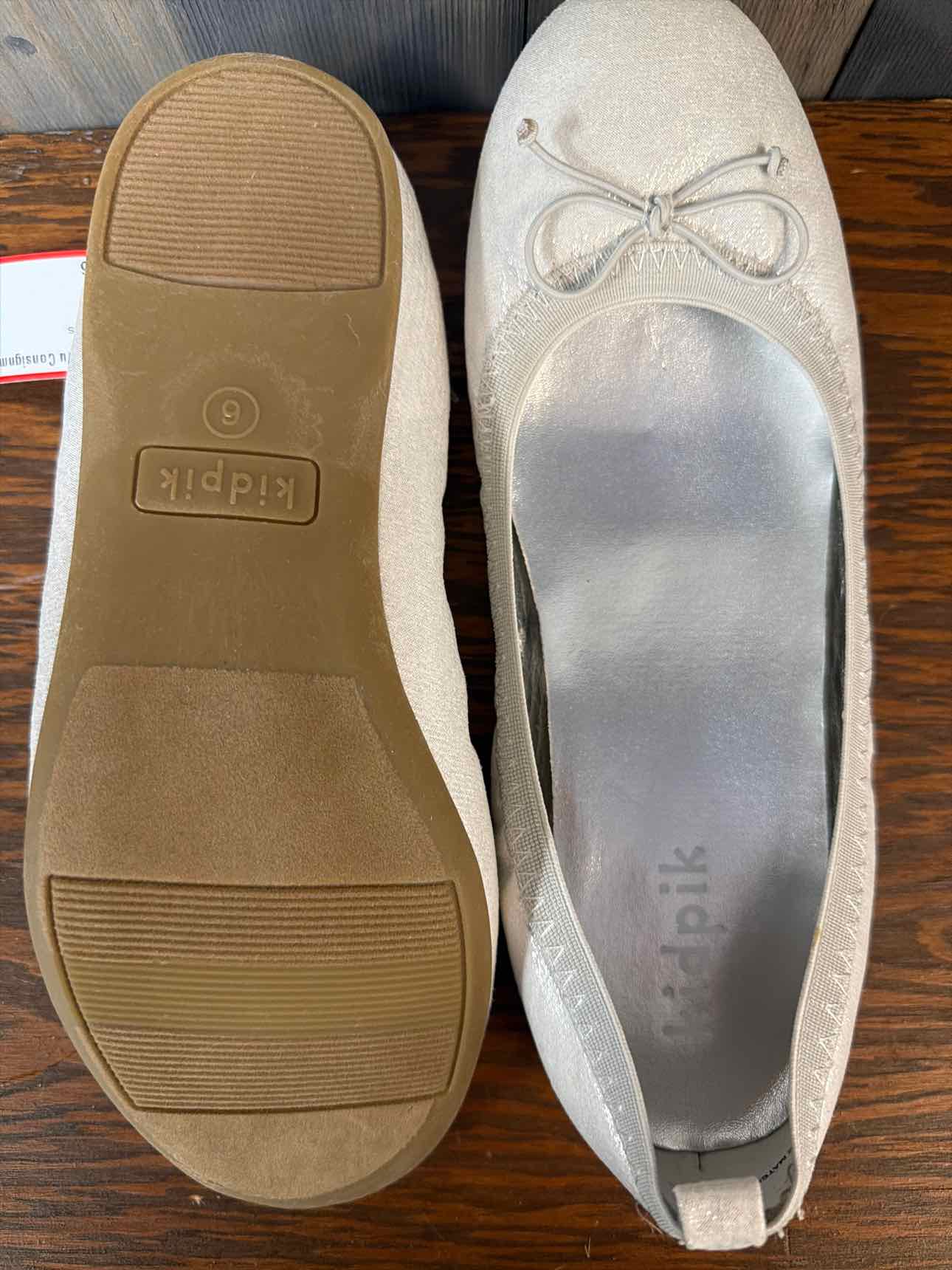 Girl's Size 6 kidpik Gray Dress Shoes