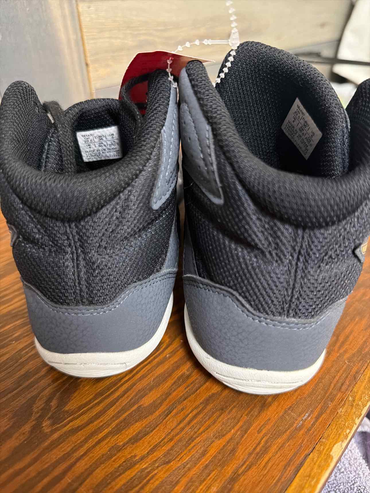 Boy's Size 5 Asics Black Sport Shoes