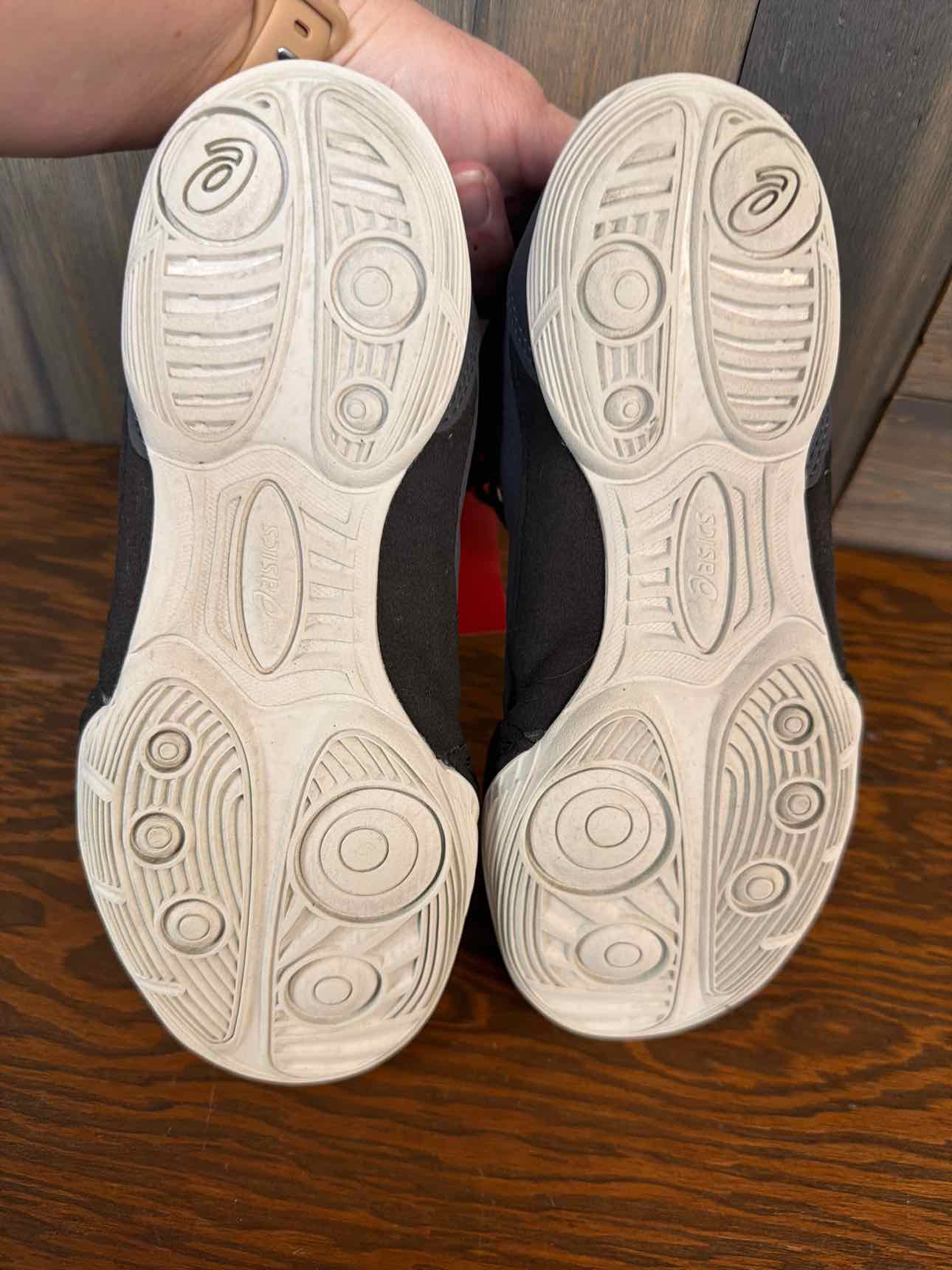 Boy's Size 5 Asics Black Sport Shoes